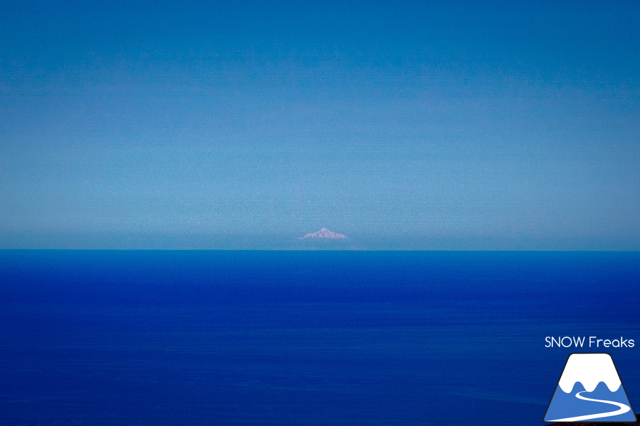札幌国際スキー場｜ゴールデンウイーク初日も全コース滑走可能OK！！真っ白な雪と澄んだ青空 ＝ 絶好の春スキー＆スノーボード日和♪そして、日本海の彼方に、なんと利尻富士が見えた？！